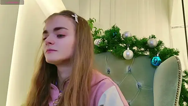 Snapshot of SophieSuvi chatting on December 14, 12:55 pm SophieSuvi online show from December 14, 12:55 pm