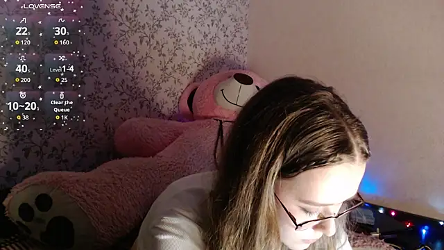Snapshot of SophieSuvi chatting on October 19, 6:41 pm SophieSuvi online show from October 19, 6:41 pm