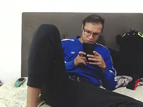 Snapshot of andy_loverxx chatting on February 8, 1:31 am andy loverxx online show from February 8, 1:31 am