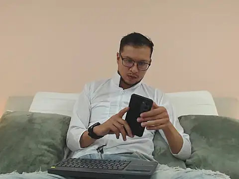 Snapshot of andy_loverxx chatting on March 29, 12:43 am andy loverxx online show from March 29, 12:43 am