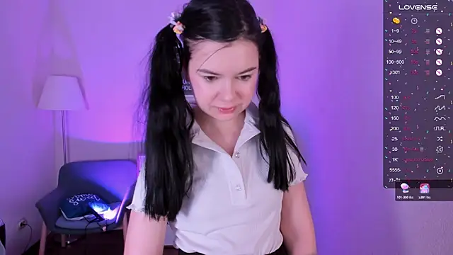 Snapshot of Lil_Amelie chatting on January 19, 7:45 am Lil Amelie online show from January 19, 7:45 am