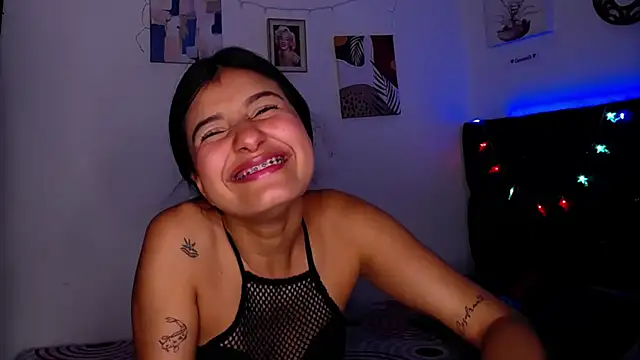 Snapshot of floweer_ chatting on February 9, 2:40 pm floweer online show from February 9, 2:40 pm