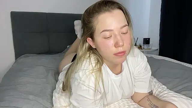 Embersweetbunny online show from January 20, 12:28 pm