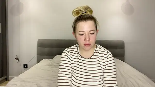 Embersweetbunny online show from December 19, 6:20 am