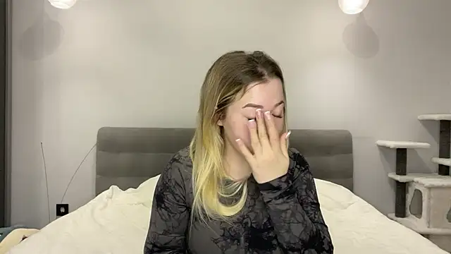 Embersweetbunny online show from January 6, 6:39 am