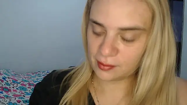 Snapshot of Elza_Blonde chatting on February 13, 2:20 pm Elza Blonde online show from February 13, 2:20 pm