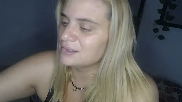 Snapshot of Elza_Blonde chatting on February 18, 6:47 pm Elza Blonde online show from February 18, 6:47 pm