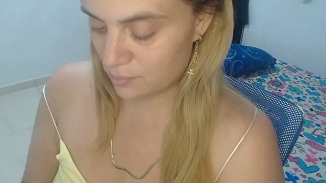 Snapshot of Elza_Blonde chatting on February 27, 10:42 pm Elza Blonde online show from February 27, 10:42 pm