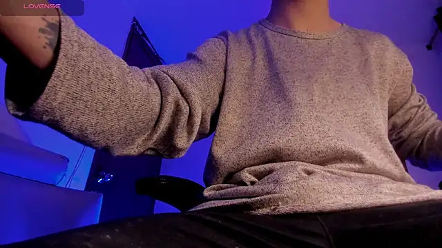 Snapshot of s_sven03 chatting on February 16, 1:46 am s sven03 online show from February 16, 1:46 am