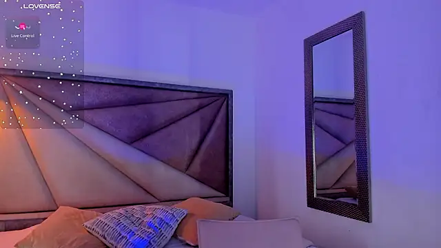 Snapshot of FaloonRoussel chatting on February 4, 12:49 am FaloonRoussel online show from February 4, 12:49 am