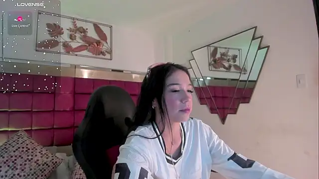 Snapshot of FaloonRoussel chatting on February 20, 6:19 pm FaloonRoussel online show from February 20, 6:19 pm