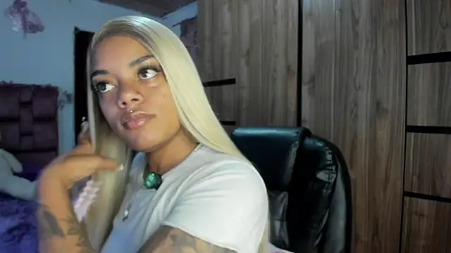 ladyrd1 online show from April 18, 12:47 am