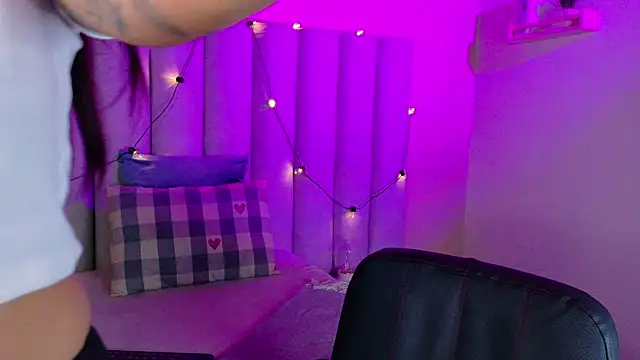 Snapshot of alaia-rogers chatting on November 7, 11:43 am alaia-rogers online show from November 7, 11:43 am