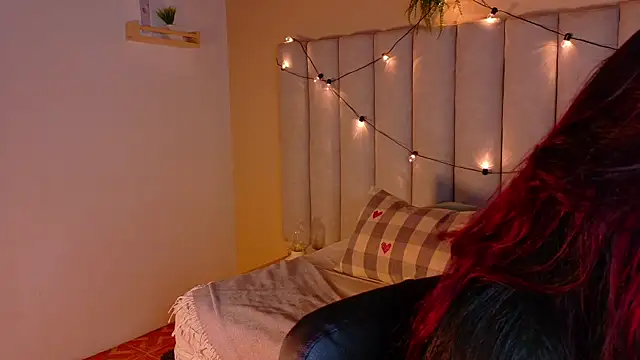 alaia-rogers online show from December 18, 11:38 am