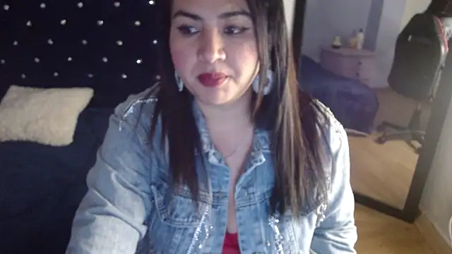 lucianaa 25 online show from December 10, 3:55 pm