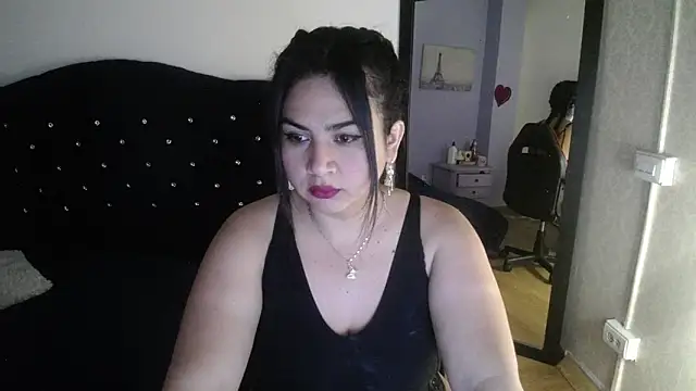 lucianaa 25 online show from December 20, 1:43 pm