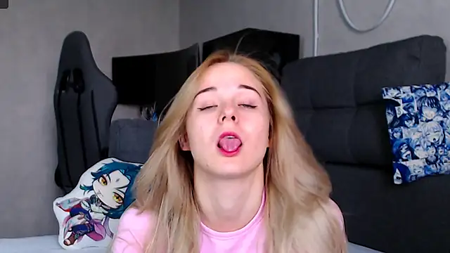 Snapshot of CassidyKiss chatting on October 14, 9:32 am CassidyKiss online show from October 14, 9:32 am