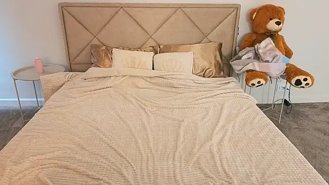 IceDanielles online show from April 7, 1:00 pm