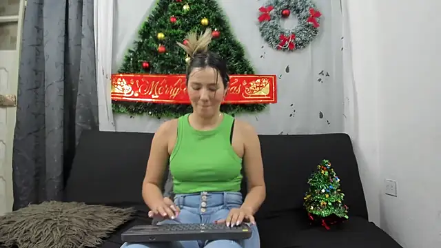 Snapshot of merlinaadams_ chatting on December 16, 1:31 am merlinaadams online show from December 16, 1:31 am