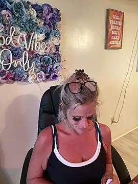 Snapshot of vixendoll87 chatting on March 13, 8:15 pm vixendoll87 online show from March 13, 8:15 pm