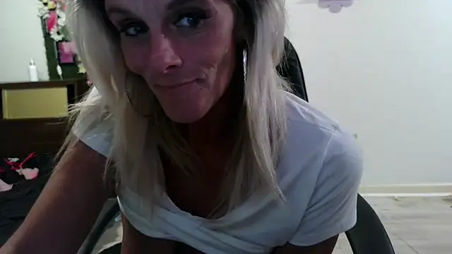 vixendoll87 online show from July 25, 12:53 am