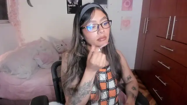 Snapshot of StephaniFox chatting on January 19, 4:49 am StephaniFox online show from January 19, 4:49 am