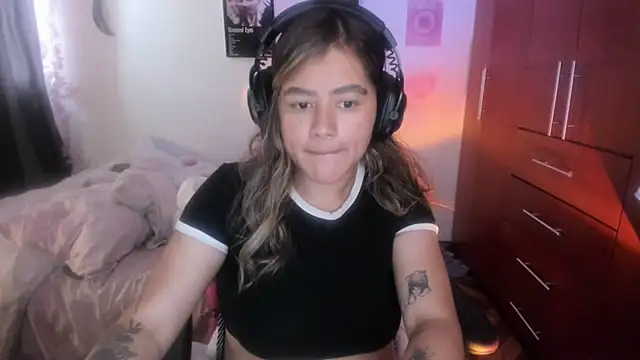 Snapshot of StephaniFox chatting on March 2, 10:27 pm StephaniFox online show from March 2, 10:27 pm