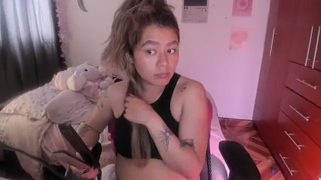 Snapshot of StephaniFox chatting on March 4, 7:53 pm StephaniFox online show from March 4, 7:53 pm