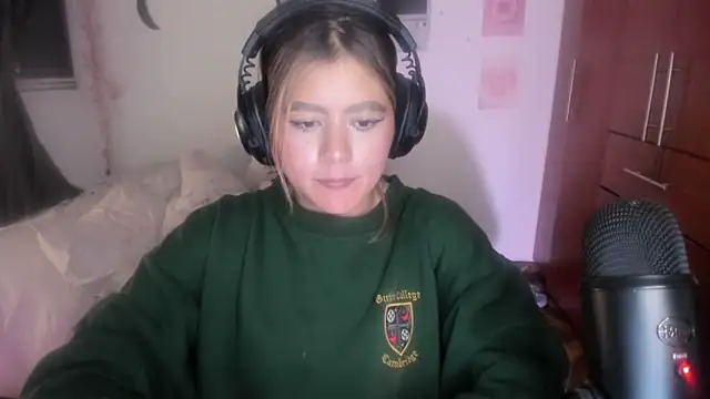 Snapshot of StephaniFox chatting on March 9, 5:11 am StephaniFox online show from March 9, 5:11 am