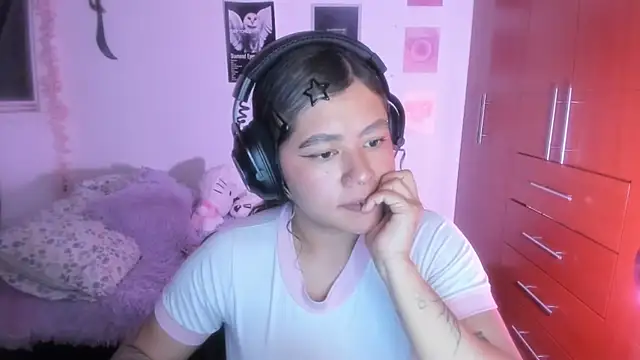 Snapshot of StephaniFox chatting on April 2, 2:09 am StephaniFox online show from April 2, 2:09 am