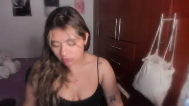 Snapshot of StephaniFox chatting on April 5, 2:09 am StephaniFox online show from April 5, 2:09 am