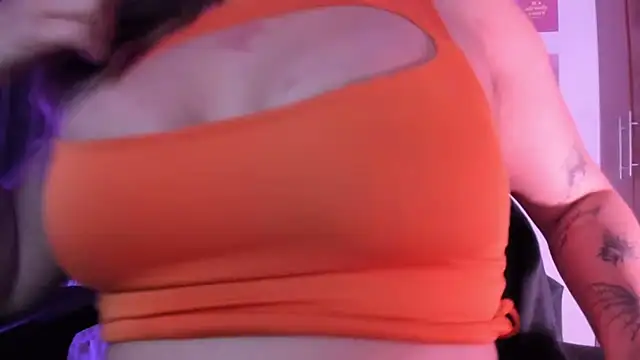 Snapshot of StephaniFox chatting on April 6, 1:47 am StephaniFox online show from April 6, 1:47 am