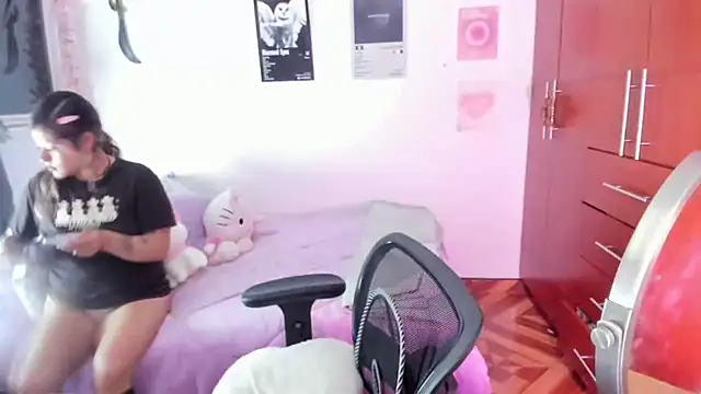 Snapshot of StephaniFox chatting on April 10, 12:27 am StephaniFox online show from April 10, 12:27 am