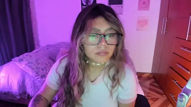 Snapshot of StephaniFox chatting on April 16, 2:23 am StephaniFox online show from April 16, 2:23 am