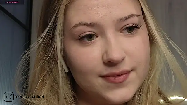 Snapshot of Monikacutie chatting on December 29, 10:12 am Monikacutie online show from December 29, 10:12 am