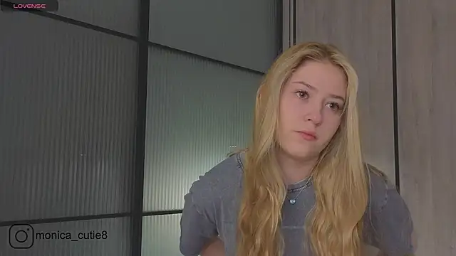 Snapshot of Monikacutie chatting on March 12, 4:19 am Monikacutie online show from March 12, 4:19 am