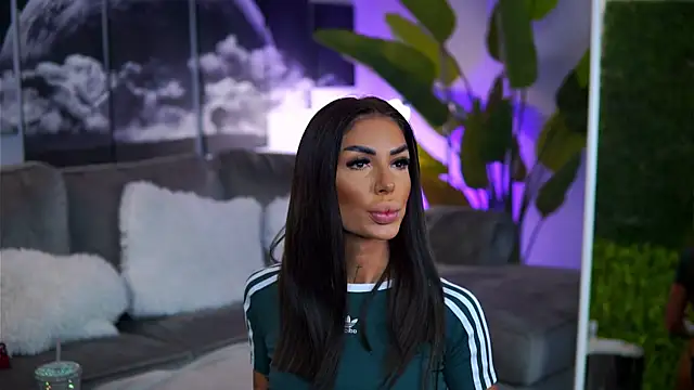 RaquelleVon online show from October 16, 8:37 am