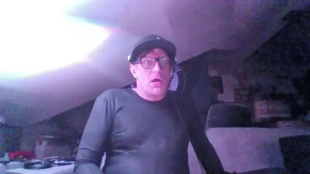 Snapshot of Bigthroaterboy chatting on October 27, 5:17 pm Bigthroaterboy online show from October 27, 5:17 pm