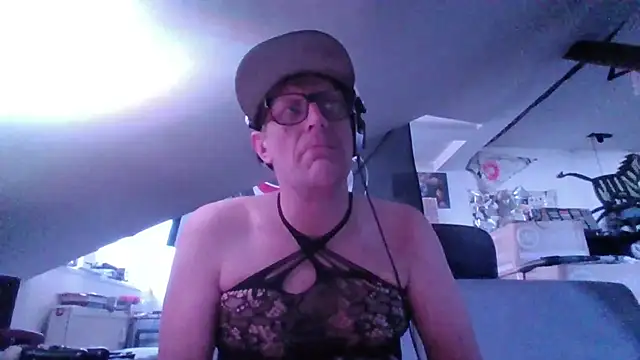 Snapshot of Bigthroaterboy chatting on October 29, 9:22 am Bigthroaterboy online show from October 29, 9:22 am