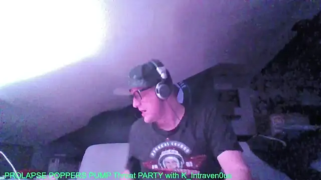 Snapshot of Bigthroaterboy chatting on October 30, 9:37 pm Bigthroaterboy online show from October 30, 9:37 pm