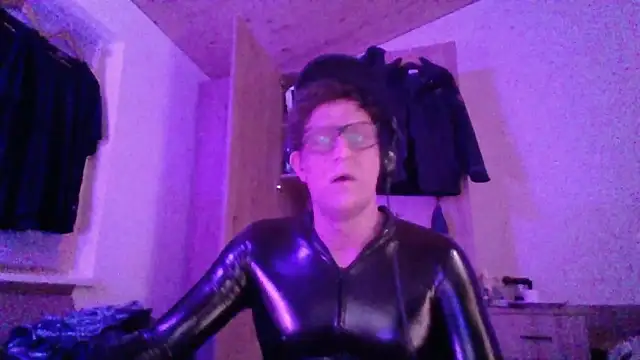 Snapshot of Bigthroaterboy chatting on November 2, 4:09 pm Bigthroaterboy online show from November 2, 4:09 pm