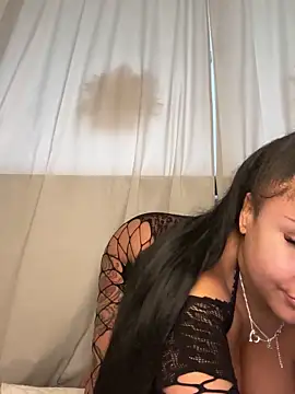 Snapshot of HaileyDiana chatting on March 6, 8:19 am HaileyDiana online show from March 6, 8:19 am