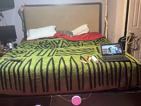 Snapshot of trash4cash chatting on February 4, 5:13 am trash4cash online show from February 4, 5:13 am