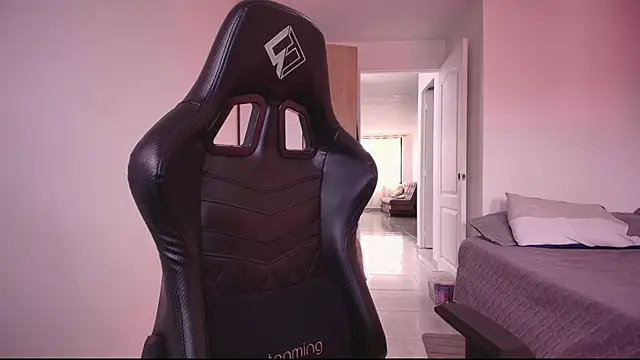 EmilyPaynne online show from February 27, 7:15 pm