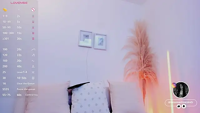 Snapshot of iara_martinez chatting on January 7, 1:13 pm iara martinez online show from January 7, 1:13 pm