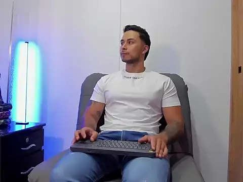 Snapshot of Juan_muscle chatting on July 26, 3:04 am Juan muscle online show from July 26, 3:04 am