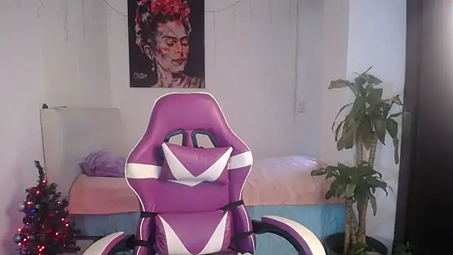 esmeraldaa230 online show from December 17, 10:05 pm