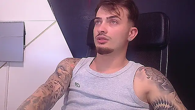 Snapshot of BrandonTate chatting on June 21, 7:33 am BrandonTate online show from June 21, 7:33 am