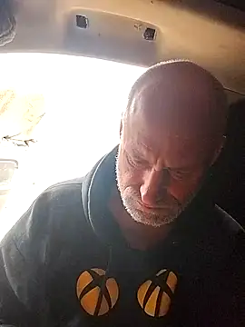 Snapshot of FloppyPickle4u chatting on March 6, 12:32 am FloppyPickle4u online show from March 6, 12:32 am