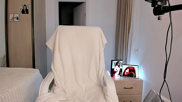 Snapshot of CharlotteWells chatting on November 15, 3:52 pm CharlotteWells online show from November 15, 3:52 pm